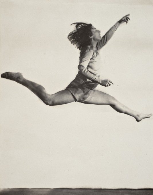 Palucca_jump_by_Hugo_Erfurth_c._1926